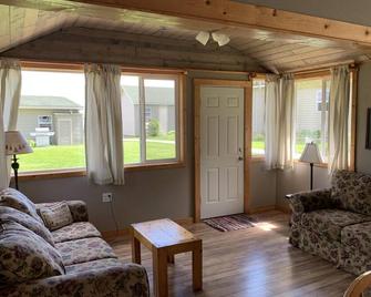 Hollys Resort - Battle Lake - Living room