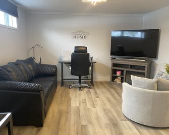 Classy, Comfy and Cozy - Timmins - Huiskamer