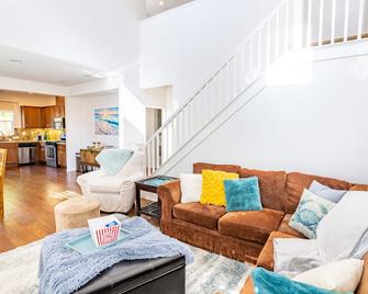 House of Verrett Beach Villa-Ventura, Sleeps 8 & four-minutes from beach - Port Hueneme - Living room