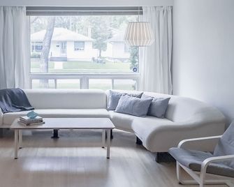 Modern Home In Central River Heights - Winnipeg - Living room