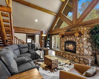 Luxury & Serene Log Home Retreat, Mins to Whitefish & Glacier National Park. - Columbia Falls - Living room