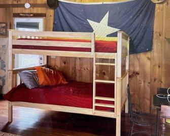 Scenic Hillside Cabin: The Hideout at Rocky Ridge - Mineral Wells - Slaapkamer