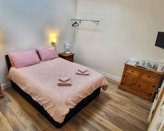 Deepcut Lodge Bed & Breakfast - Camberley - Bedroom