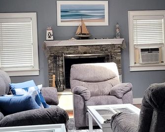 Amagansett Home, Newly renovated - Amagansett - Living room
