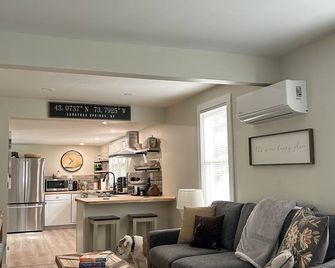 Walking Distance To Everything! Pet Friendly With Fully Fenced Yard! Track/Spac - Saratoga Springs - Kitchen