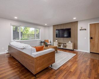 Central Urban Retreat Sleeps 4 - Ανκορέιτζ - Σαλόνι