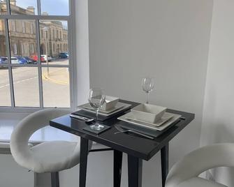 Ayr Cozy Corner Apartment - Ayr - Dining room