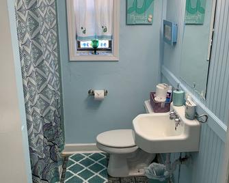 Beach Side Studio #1 Apts by RedAwning - Norfolk - Bathroom