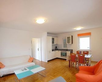 Burle Apartment with FREE private parking - Medulin - Salon