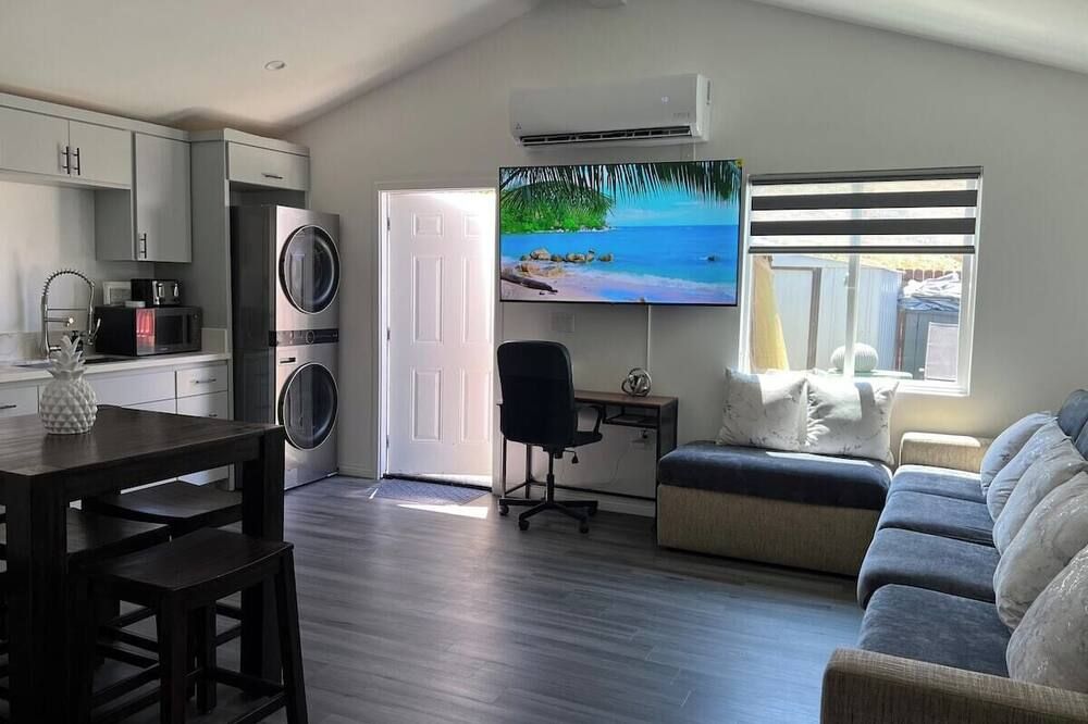 New, cozy unit with Private outdoor area Fire Pit - גרדנה - סלון