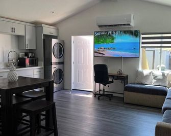 New, cozy unit with Private outdoor area Fire Pit - Gardena - Living room