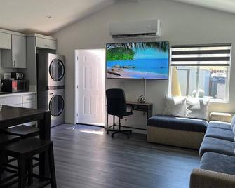 New, cozy unit with Private outdoor area Fire Pit - גרדנה - סלון