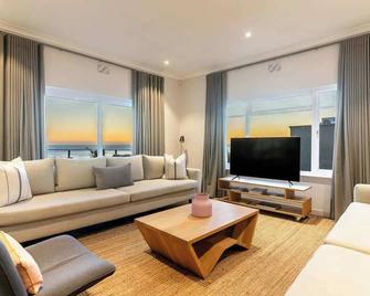 Splendido - Beautiful Villa with magnificent pool - Camps Bay - Living room