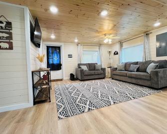 Grand Marais, MI: A stone’s throw to hiking, ORV, & snowmobile trails! - Grand Marais - Sala de estar