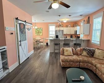 Minutes from sandy beaches. In gated community with pools, hot tub, fitness room - Port St. Joe - Sala de estar