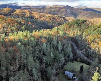 Wilderness retreat near Asheville, Myra's Cottage offers comfort & adventure - Marshall - Vista del exterior
