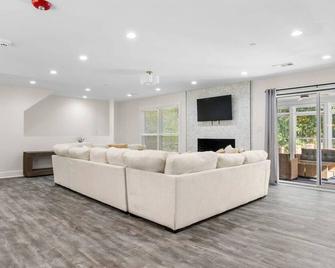 Grand Retreat - Luxury Vacation for Large Groups - Fayetteville - Living room