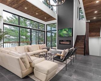 Welcome to 'Malibu in Muskoka' Luxury Cottage on Beautiful Forest Lake ️ - South River