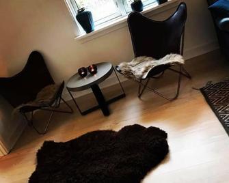 Katrinelund Bed and Breakfast - Tikøb - Sala de estar