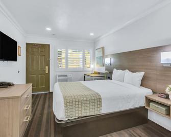 Napa Valley Hotel & Suites - Napa - Bedroom