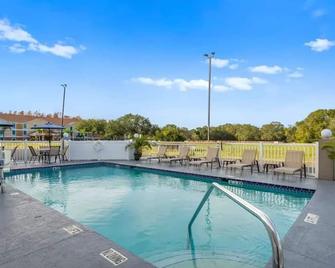 Discover Peaceful Comfort Steps from The Grove's Vibrant Scene! w/ Outdoor Pool! - Wesley Chapel - Zwembad
