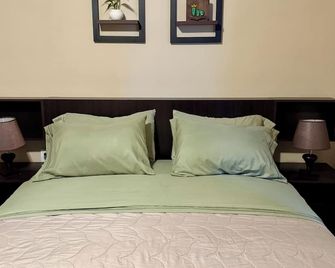 Double room with queen size bed and sofa bed, terrace and plants - Cochabamba - Habitación
