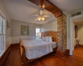 Downtown Secret Garden Piedmont - Eureka Springs - Bedroom
