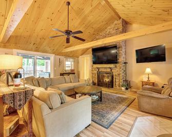 Home With Outdoor Entertainment Area In - Ashland - Living room