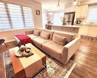 Cozy 4 bedroom Home in Milton GTA - Milton - Living room