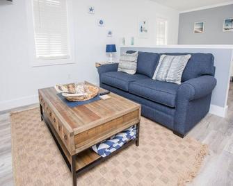 Seahorse Studio - A Downtown Retreat - Ocean Springs - Living room