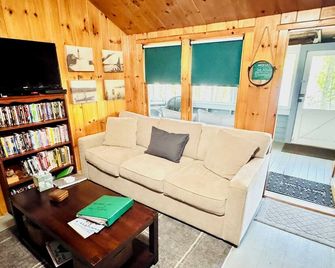 Beautiful lakefront cabin, close to Baxter SP - Millinocket - Living room