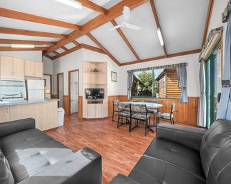 Albury Holiday Park - Lavington - Living room