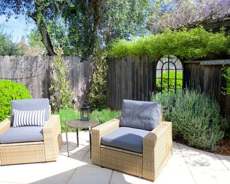 Charming, comfortable, quiet neighborhood living in the heart of Yountville. - Yountville - Patio