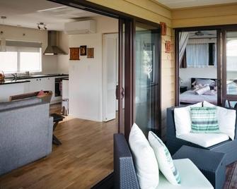 Idyllic self-contained apartment - Opua - Wohnzimmer