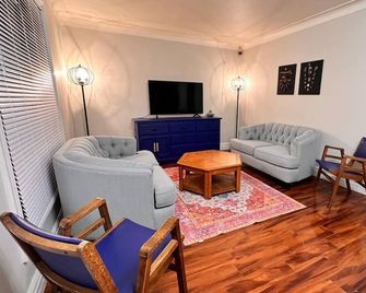 Affordable Downtown Private Rooms - Windsor - Wohnzimmer