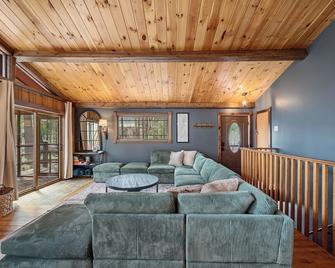 4-bedroom house in serene Basye with AC, WiFi. Enjoy relaxation - Basye - Living room