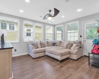 Short walk to the pool/ tennis/ rec center Great outdoor space - Marblehead - Sala de estar