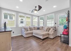 Short walk to the pool/ tennis/ rec center Great outdoor space - Marblehead - Living room