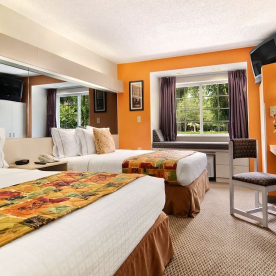 Bedroom view of Hometown Inn & Suites Jacksonville Butler Blvd./Southpoint