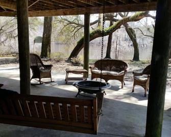 Wonderful Vacation Home For Making Memories Was 300 per night now 275 per night - Branford - Patio