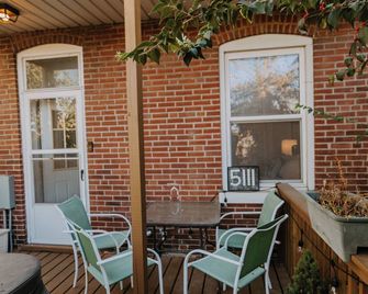 Casa Esma on 'The Hill' — Luxury Couples Retreat with Private Hot Tub - St. Louis - Patio