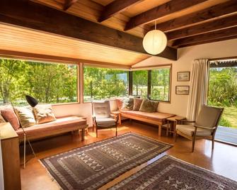 Secret Garden Lodge - Marahau Holiday Home - Marahau - Salon