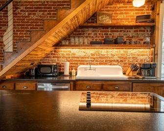 The Carriage House at Parker's Place - Jefferson City - Kitchen