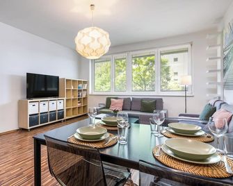 Urban Escape, Top Location & Private Parking - Bratislava - Dining room