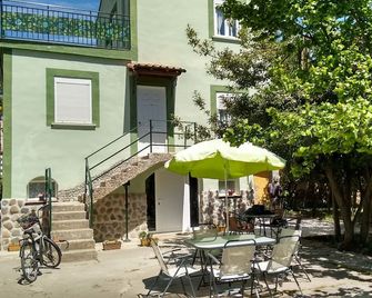 Ideal pets: apartment house with garden: for 2 people, for 3 ask - Nájera - Patio