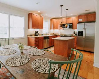 Britt's Creek Condo - the perfect location in Ocean Springs! - Ocean Springs - Kitchen