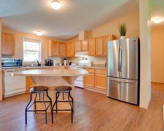 Lovely Detroit Home w/ Deck - Walk to Town! - Detroit - Cocina