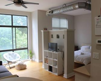 Modern style studio with city view near stadium - Charlotte - Sala de estar