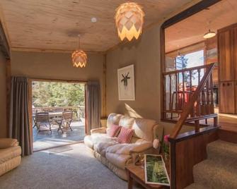 The Lookout: Waterfalls & Ancient Forest Walks-Peel Forest Boutique Holiday Home - Ruapuna - Sala de estar