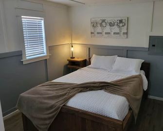 One bedroom cabin minutes from the Frio River and Garner State Park! - Leakey - Bedroom